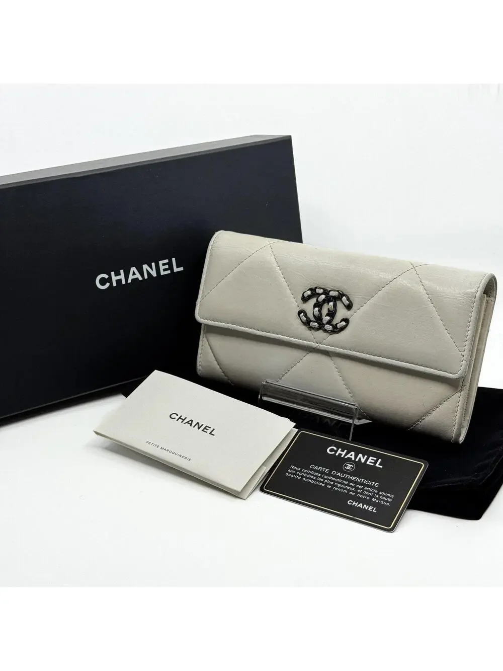 CHANEL indulge timeless